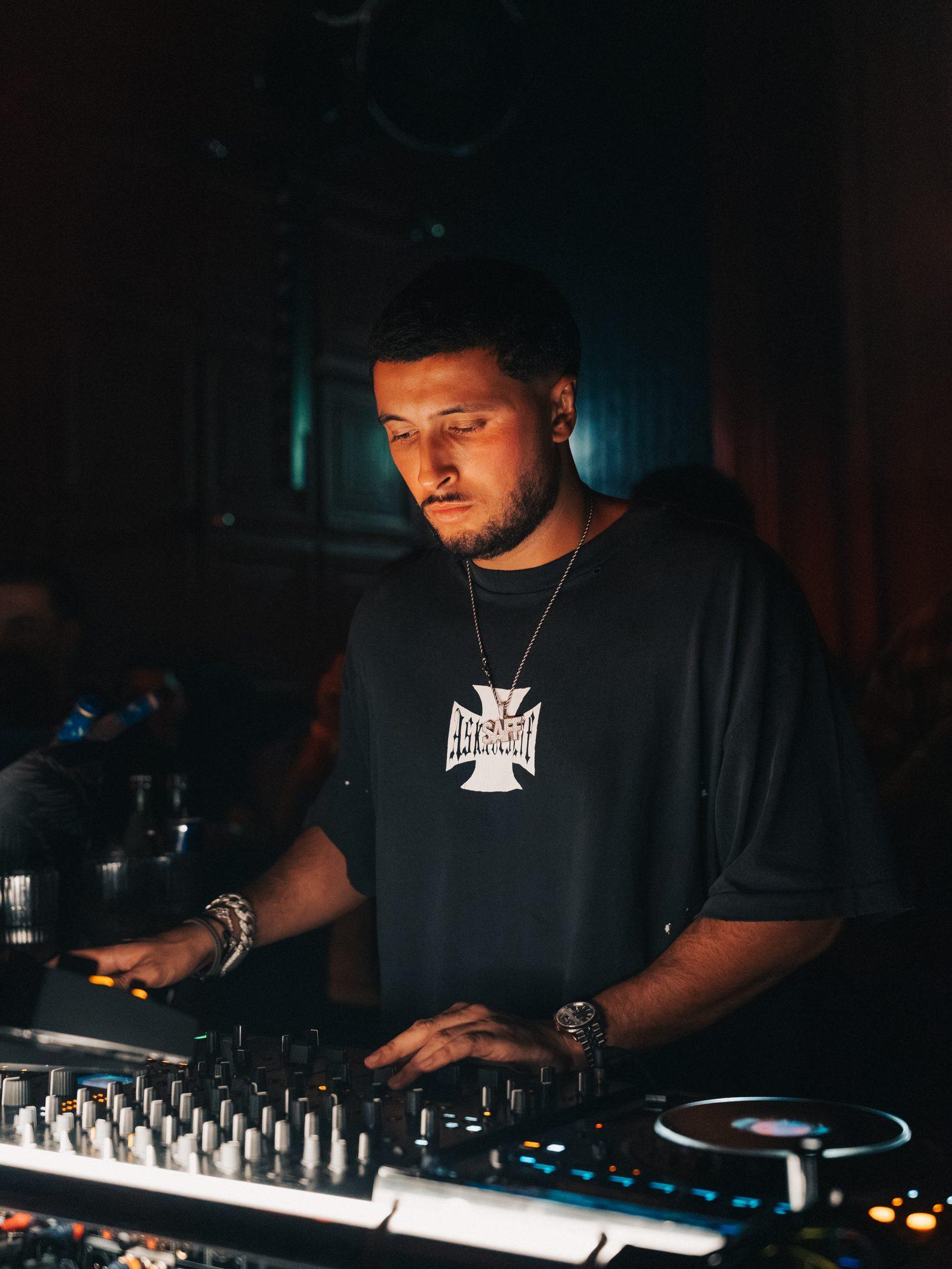 Saffou behind the decks at ZENZELE Pt. II, Het Sieraad